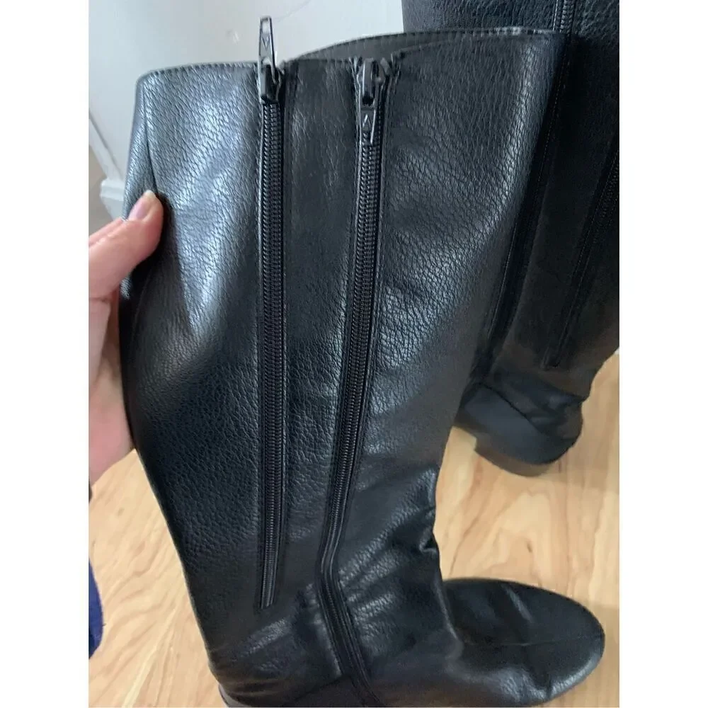 Black riding boots, size 9.5with expendable calf